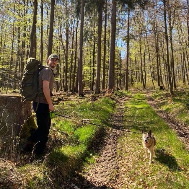 Wanja Herkt in entspannter Atmosphäre - zeigt die persönliche Seite des IT-Consultants und Cloud-Architects